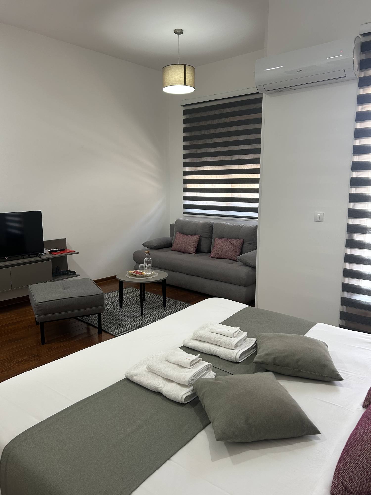 Studio Premium — krevet i dnevni deo